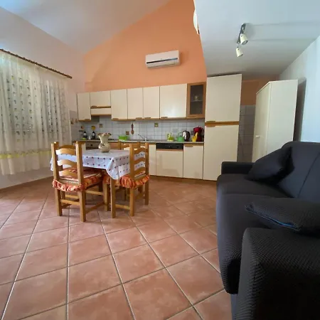 In Recidence A 100 Metri Dal Mare Con Servizio Di Piscina A 100 Metri Vicino Cefalu Holiday home Campofelice Di Roccella
